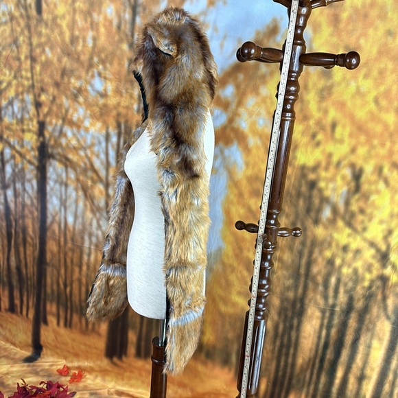 Is this a fox? Hat scarf mittens sneed faux fur fun - Picture 7 of 12